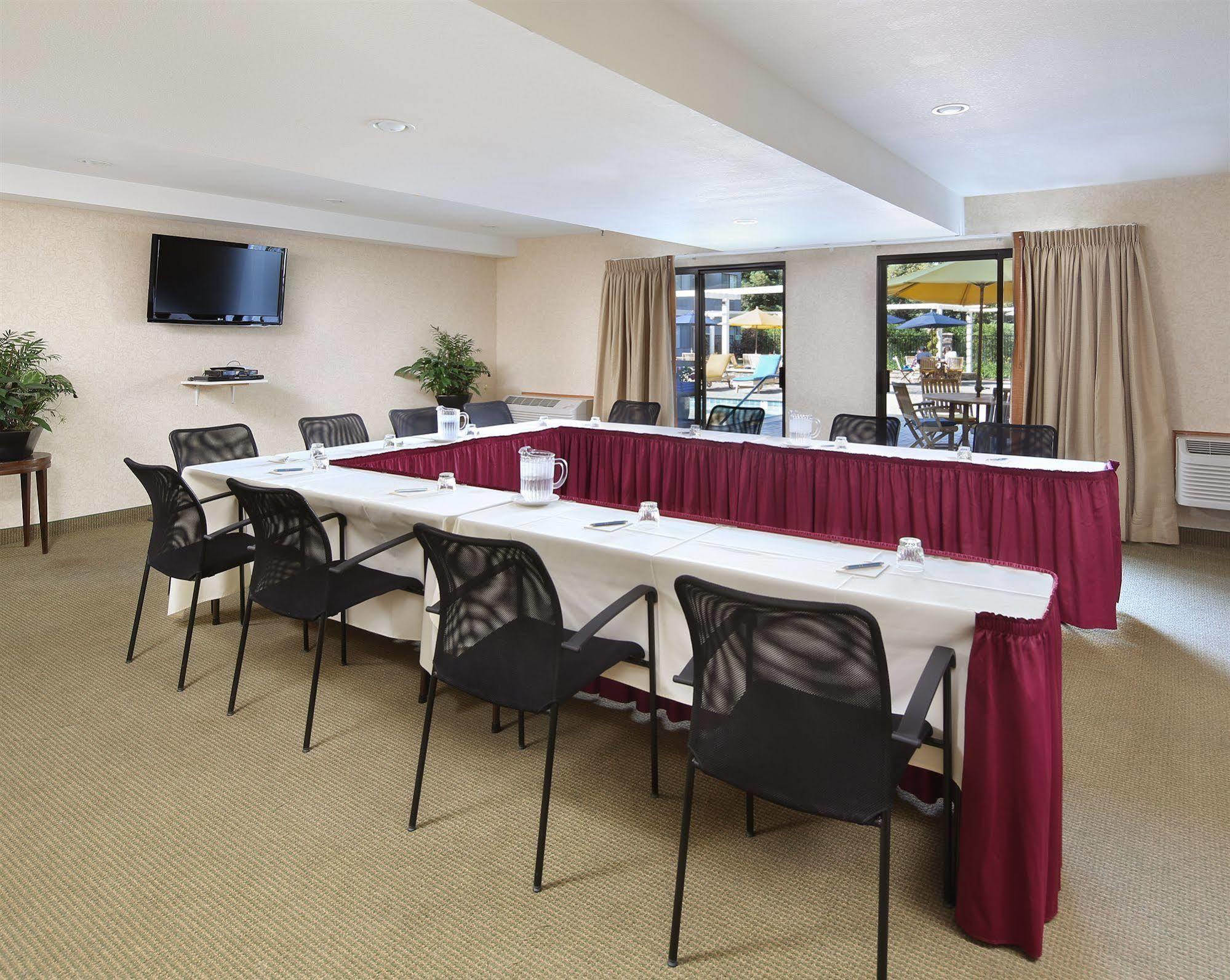 Maple Tree Hotel 3*